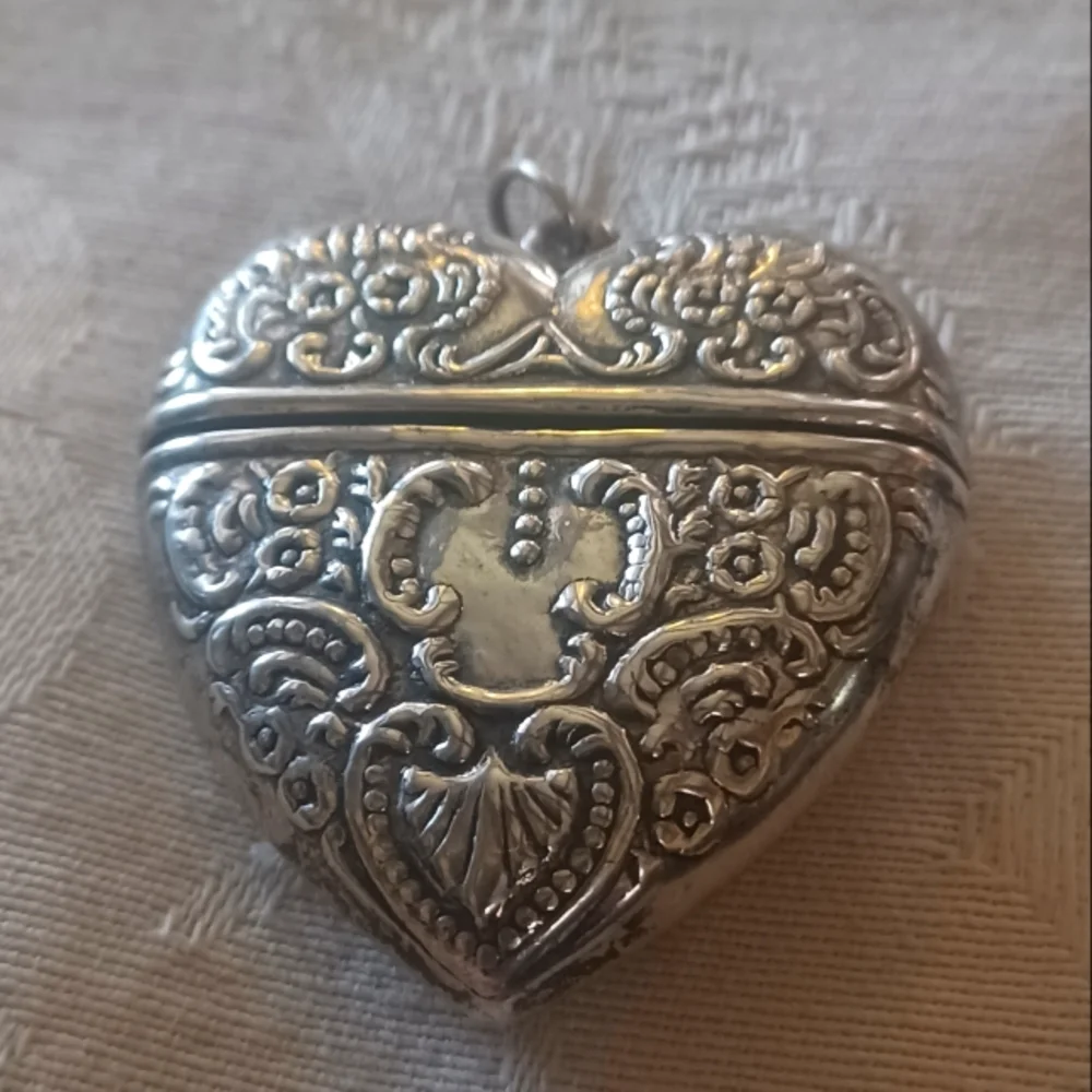Vintage Heart Shaped Pill/Snuff Repousse Pendant, Sterling Silver - Picture 1 of 9